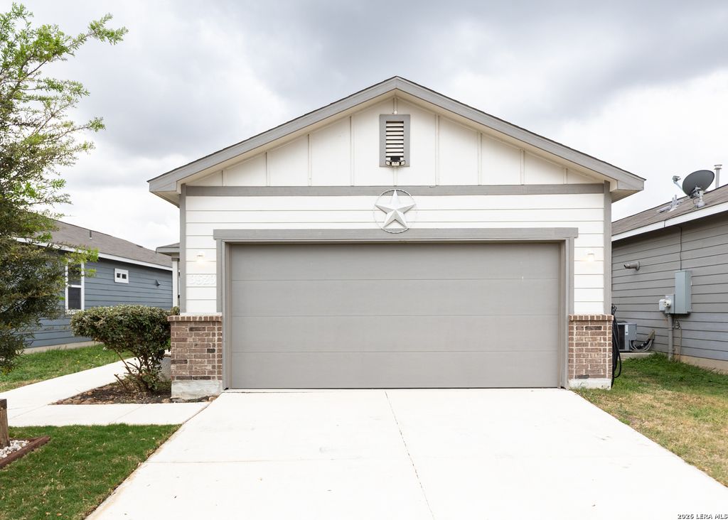 3923 ivy, St Hedwig, TX 78152