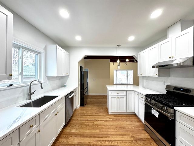 98 Safford St, Quincy, MA 02171