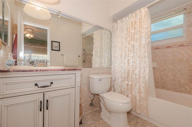 4805 NW 35th St 601, Lauderdale Lakes, FL 33319