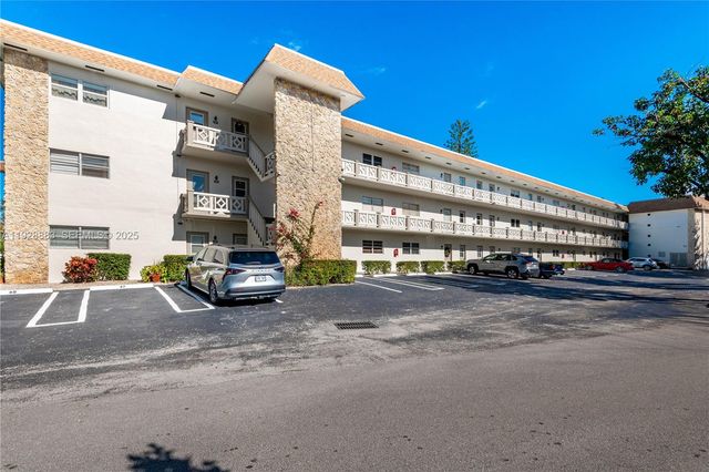 4805 NW 35th St 601, Lauderdale Lakes, FL 33319