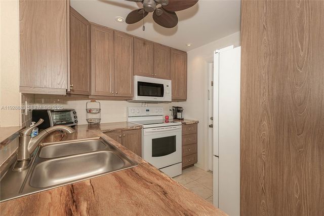 4805 NW 35th St 601, Lauderdale Lakes, FL 33319