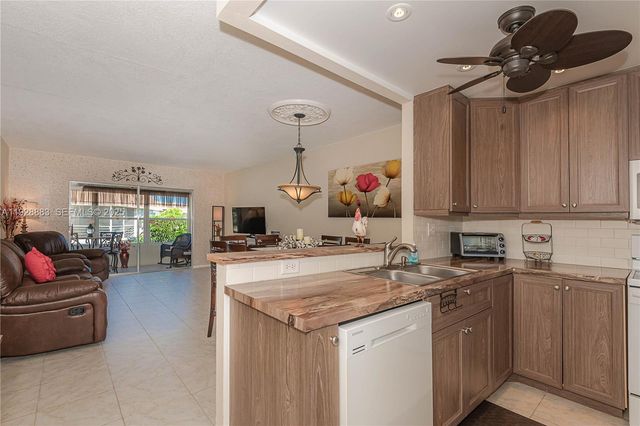 4805 NW 35th St 601, Lauderdale Lakes, FL 33319