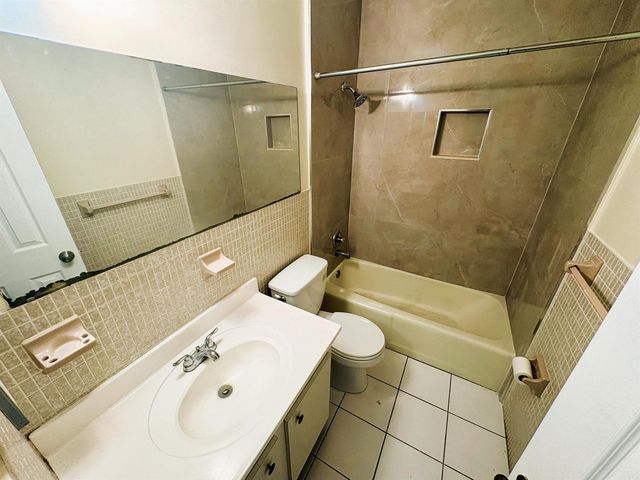 3980 NW 30th Terrace, Lauderdale Lakes, FL 33309