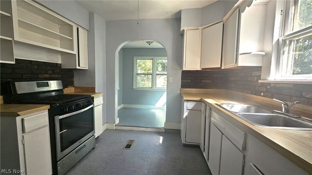 9910 Zimmer Avenue, Cleveland, OH 44102