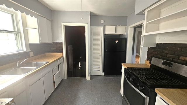 9910 Zimmer Avenue, Cleveland, OH 44102