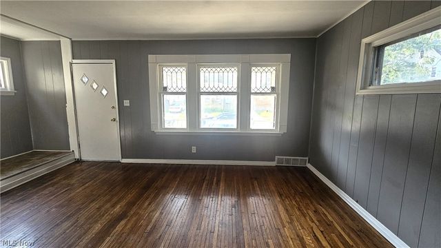 9910 Zimmer Avenue, Cleveland, OH 44102