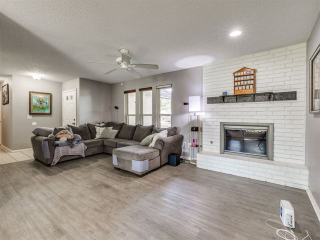 204 W Seward Avenue, Sand Springs, OK 74063