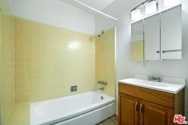 941 N San Vicente Boulevard 5, West Hollywood, CA 90069