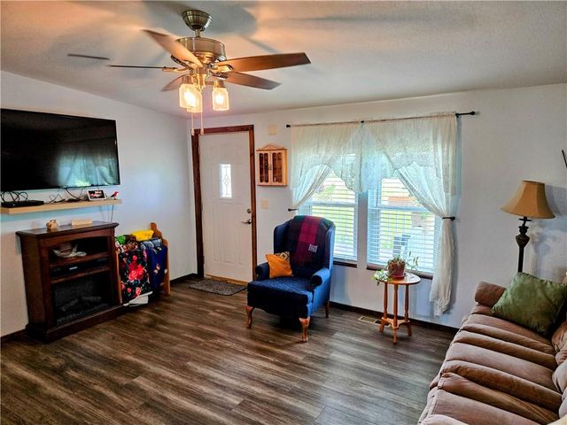 1049 SE 475 RD Road, Knob Noster, MO 65336