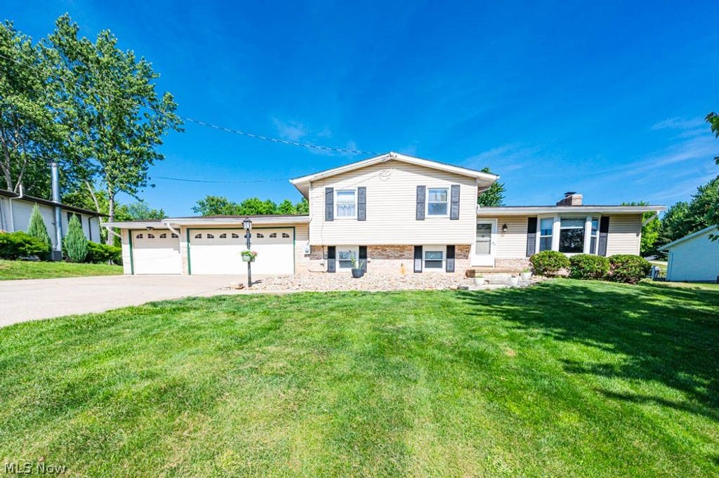 7308 Lake O Springs Avenue NW, North Canton, OH 44720