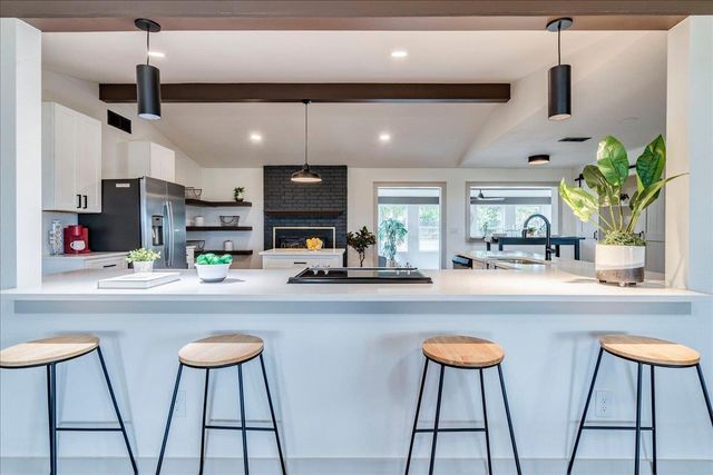 1102 N Austin Ave, Georgetown, TX 78626