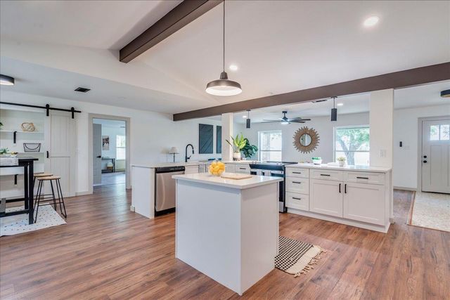 1102 N Austin Ave, Georgetown, TX 78626