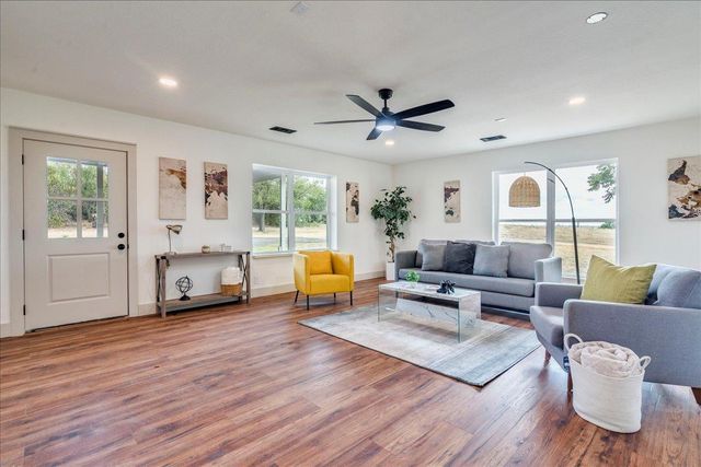 1102 N Austin Ave, Georgetown, TX 78626