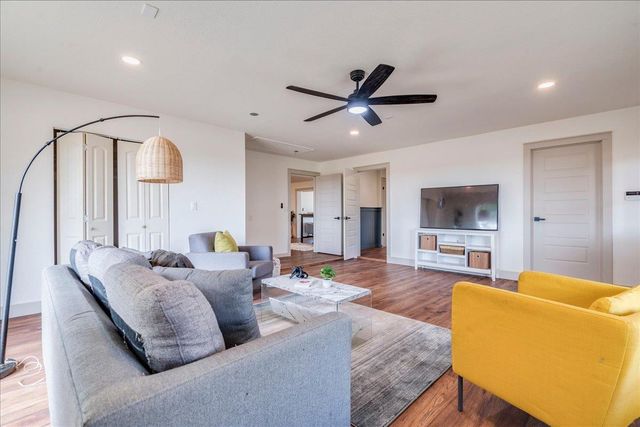 1102 N Austin Ave, Georgetown, TX 78626