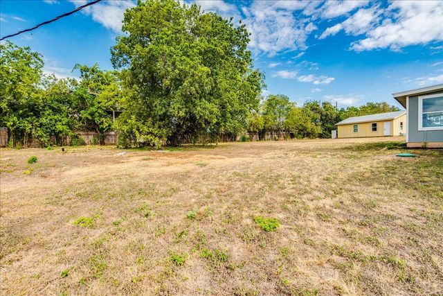 1102 N Austin Ave, Georgetown, TX 78626