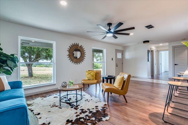 1102 N Austin Ave, Georgetown, TX 78626