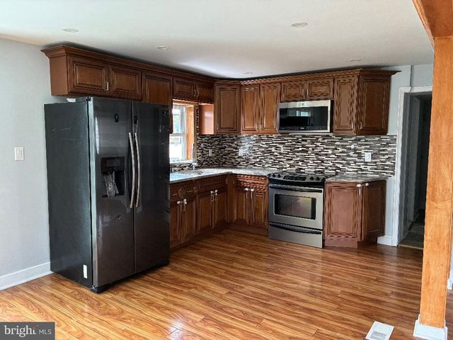 121 WALNUT AVE, Croydon, PA 19021