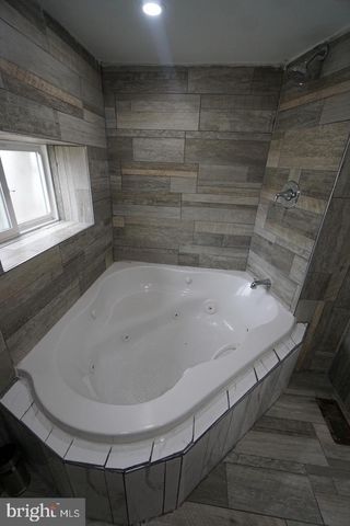 121 WALNUT AVE, Croydon, PA 19021