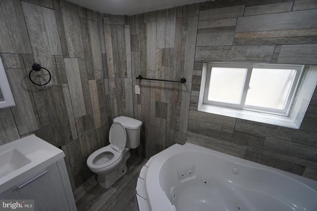 121 WALNUT AVE, Croydon, PA 19021