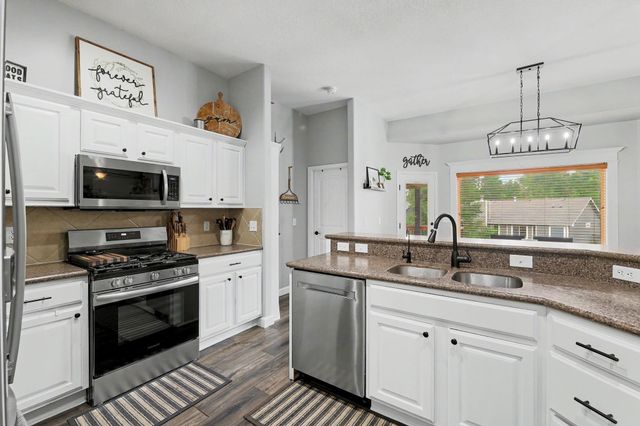 1013 E Pembrook Rd, Derby, KS 67037
