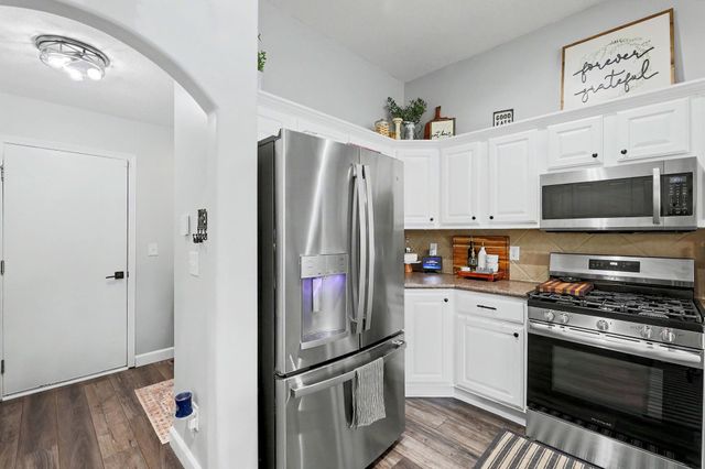 1013 E Pembrook Rd, Derby, KS 67037