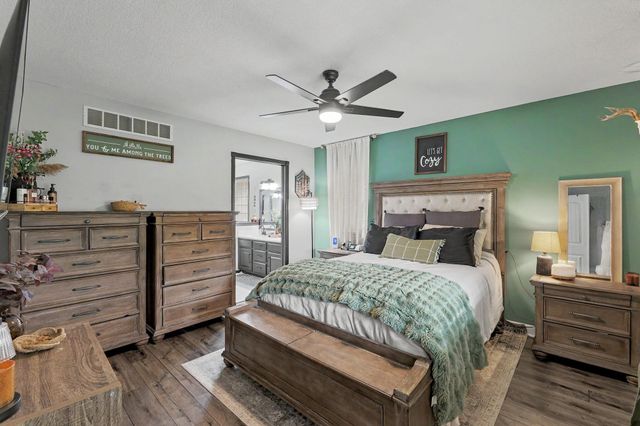 1013 E Pembrook Rd, Derby, KS 67037
