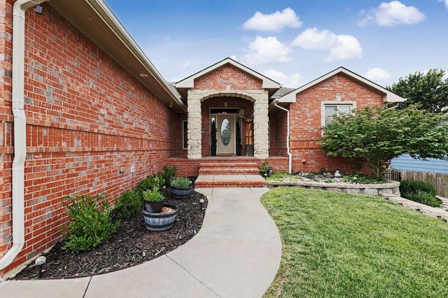 1013 E Pembrook Rd, Derby, KS 67037