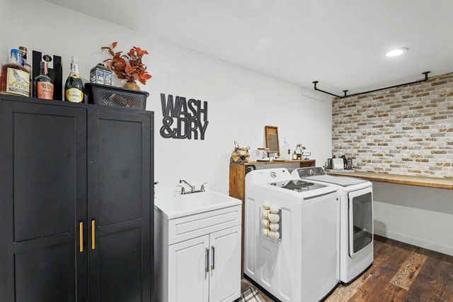 1013 E Pembrook Rd, Derby, KS 67037