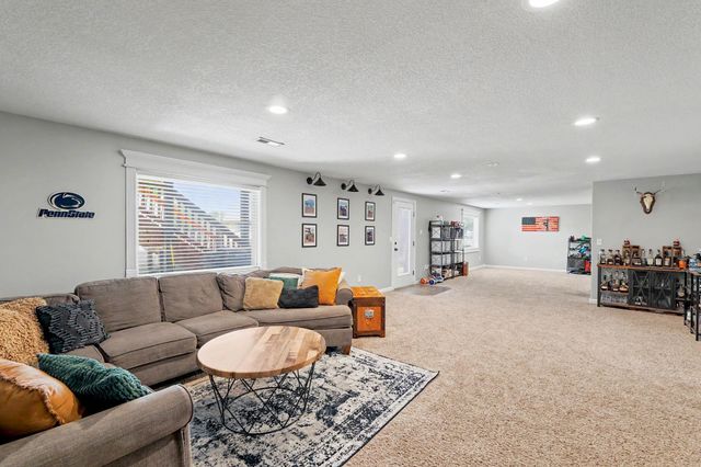 1013 E Pembrook Rd, Derby, KS 67037