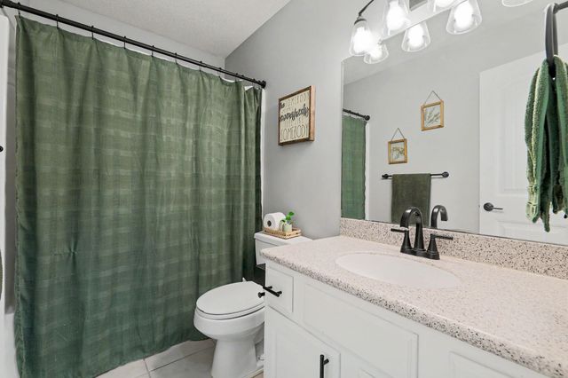 1013 E Pembrook Rd, Derby, KS 67037