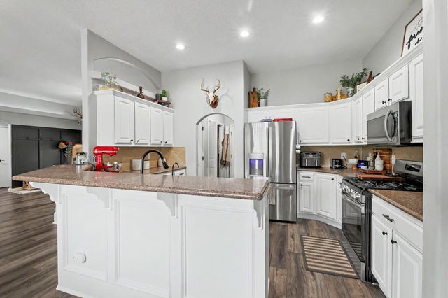 1013 E Pembrook Rd, Derby, KS 67037