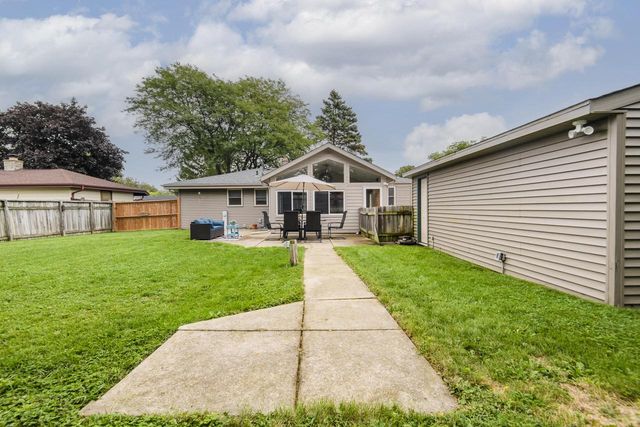 6185 S 38th STREET, Greenfield, WI 53221