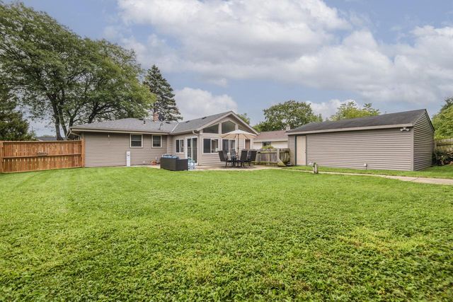 6185 S 38th STREET, Greenfield, WI 53221
