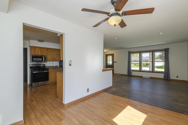 6185 S 38th STREET, Greenfield, WI 53221
