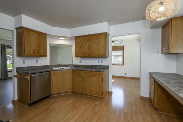 6185 S 38th STREET, Greenfield, WI 53221