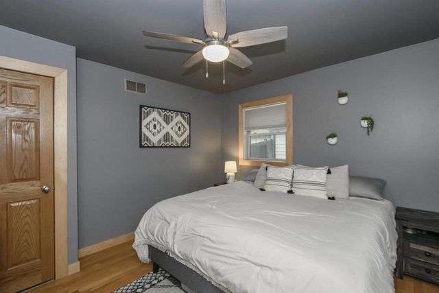 6185 S 38th STREET, Greenfield, WI 53221