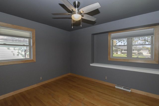 6185 S 38th STREET, Greenfield, WI 53221