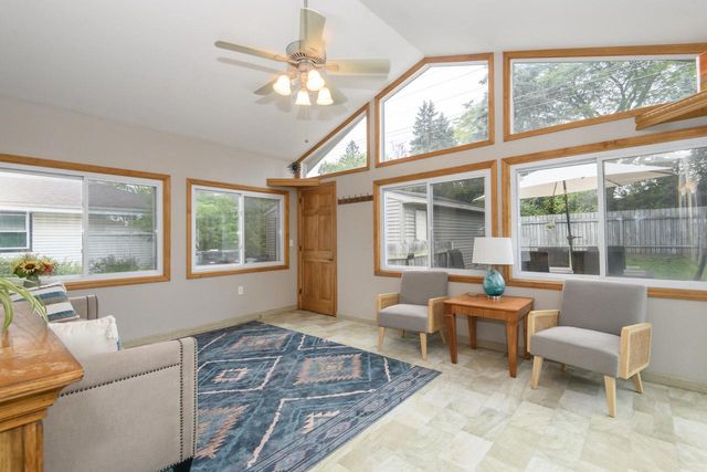 6185 S 38th STREET, Greenfield, WI 53221