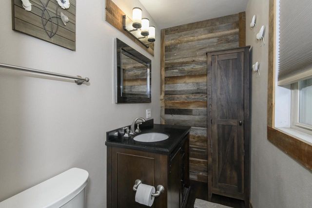 6185 S 38th STREET, Greenfield, WI 53221