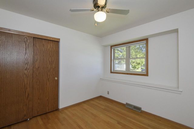 6185 S 38th STREET, Greenfield, WI 53221