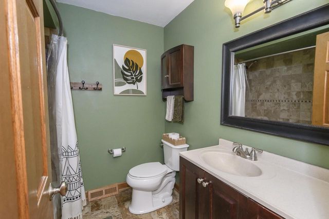 6185 S 38th STREET, Greenfield, WI 53221