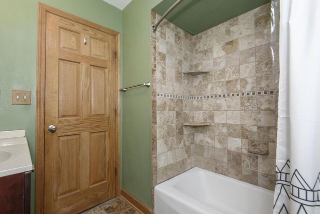 6185 S 38th STREET, Greenfield, WI 53221