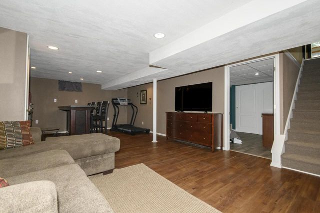 6185 S 38th STREET, Greenfield, WI 53221