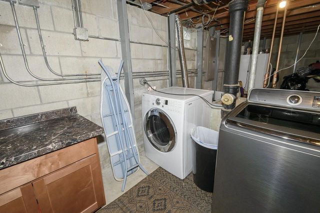 6185 S 38th STREET, Greenfield, WI 53221