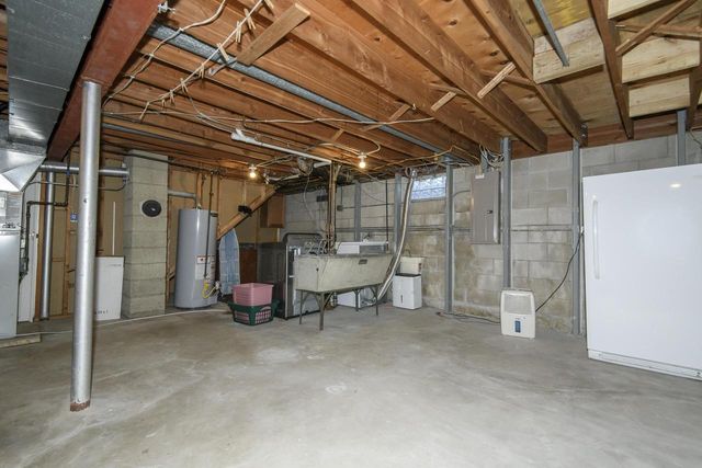 6185 S 38th STREET, Greenfield, WI 53221