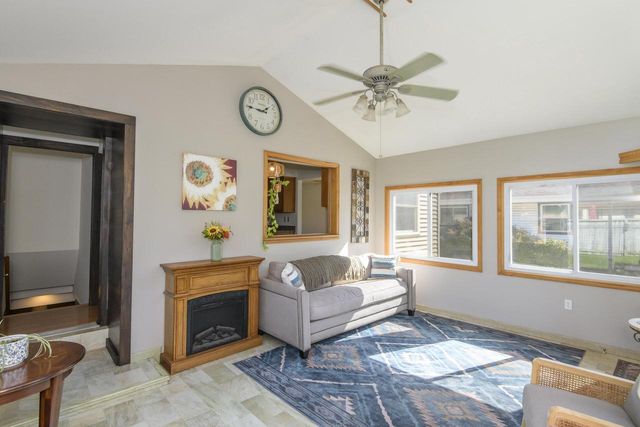 6185 S 38th STREET, Greenfield, WI 53221