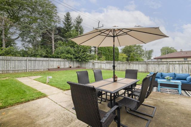 6185 S 38th STREET, Greenfield, WI 53221