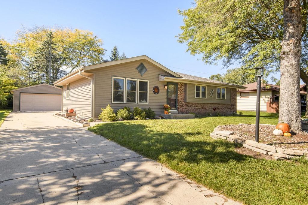 6185 S 38th STREET, Greenfield, WI 53221