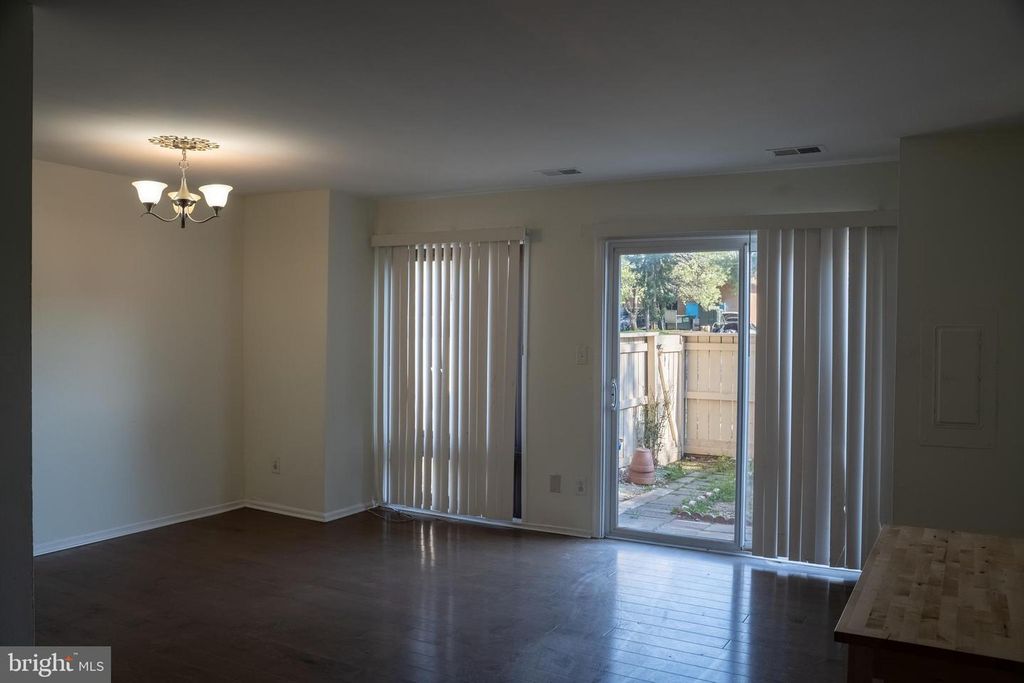 Image 2 of property listing at 10010 RIDGELINE DR, Gaithersburg, MD 20886