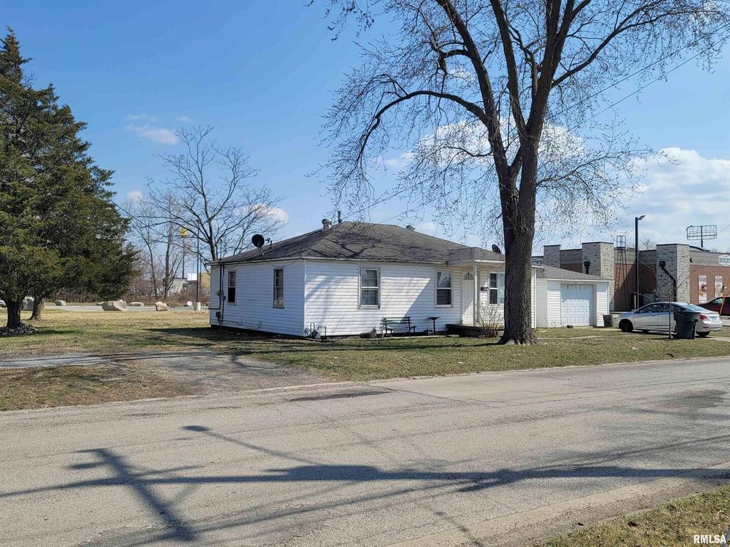 Image 11 of property listing at 112 N MISSOURI Avenue, Salem, IL 62881